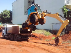 Exemplo de Acrobacia e Imprudência com retroescavadeira