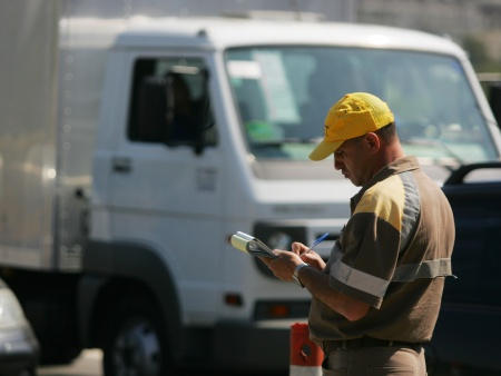 Agente da CET autuando (multando) caminhão em São Paulo