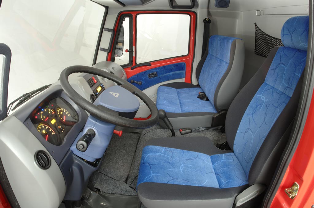 Interior da cabine do caminhão basculante Agrale 13000