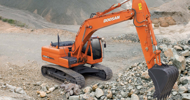 Escavadeira Doosan DX225 LCA trabalhando com rochas.
