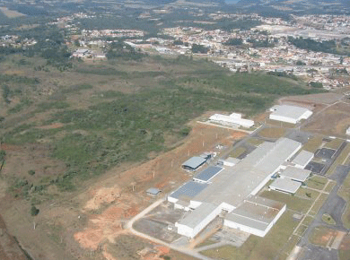 Vista aérea da nova fábrica da Caterpillar em Campo Largo, Paraná.