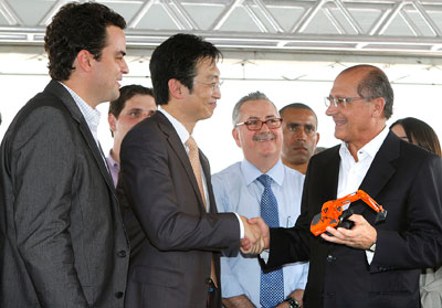 Governador Geraldo Alckmin recebe miniatura de Dong Hoon Lee, um dos diretores da Doosan Infracore.