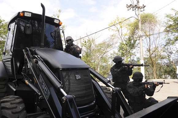 Retroescavadeira JCB 3c Blindada usada pelo BOPE no Rio de Janeiro.