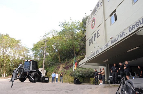 Retroescavadeira JCB 3c blindada estacionada em quartel do BOPE, o Batalhão de Operações Especiais da polícia militar do Rio de Janeiro