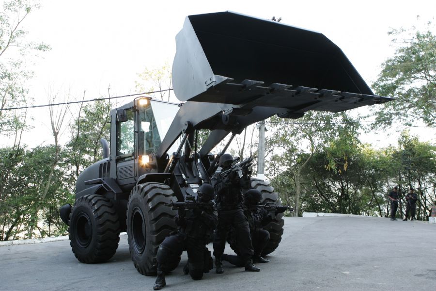 Pá-Carregadeira JCB blindada usada para romper barricadas montadas nas ruas de acesso pelos criminosos