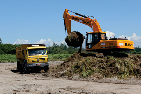 Escavadeira e Caminhão Basculante realizam terraplenagem de nova fábrica da Sany em Jacareí.